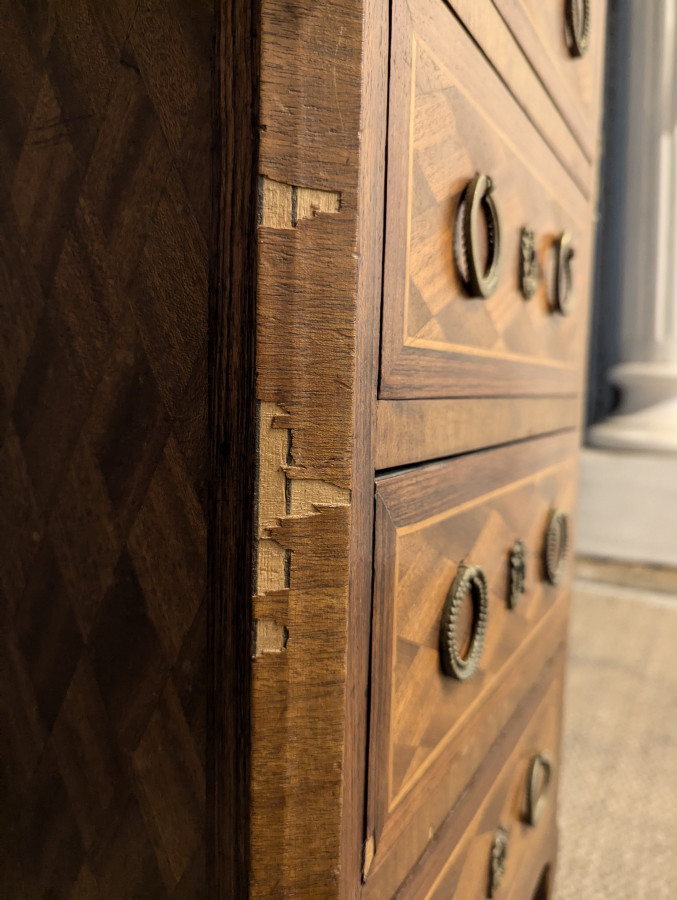 Chiffonier en marqueterie de style Transition