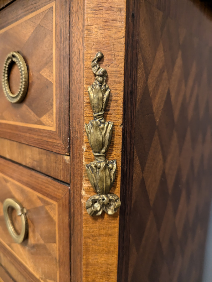 Chiffonier en marqueterie de style Transition