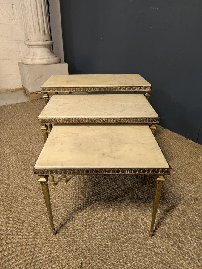 Tables gigognes marbre blanc et laiton