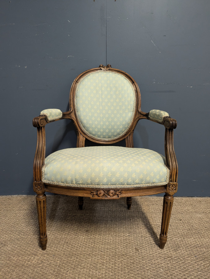 Fauteuil médaillon de style Louis XVI du XIXe