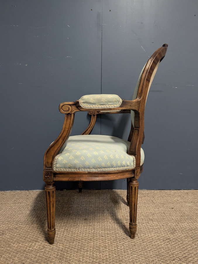 Fauteuil médaillon de style Louis XVI du XIXe