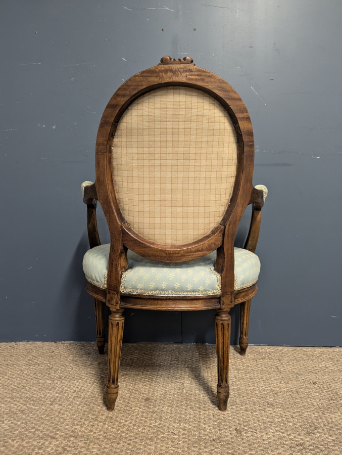 Fauteuil médaillon de style Louis XVI du XIXe