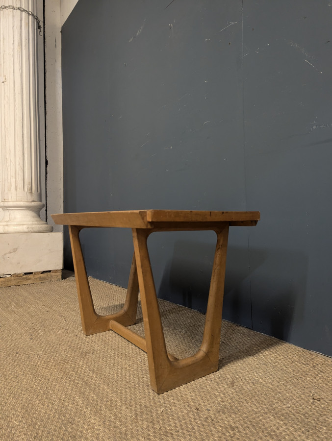 Table d'appoint moderniste