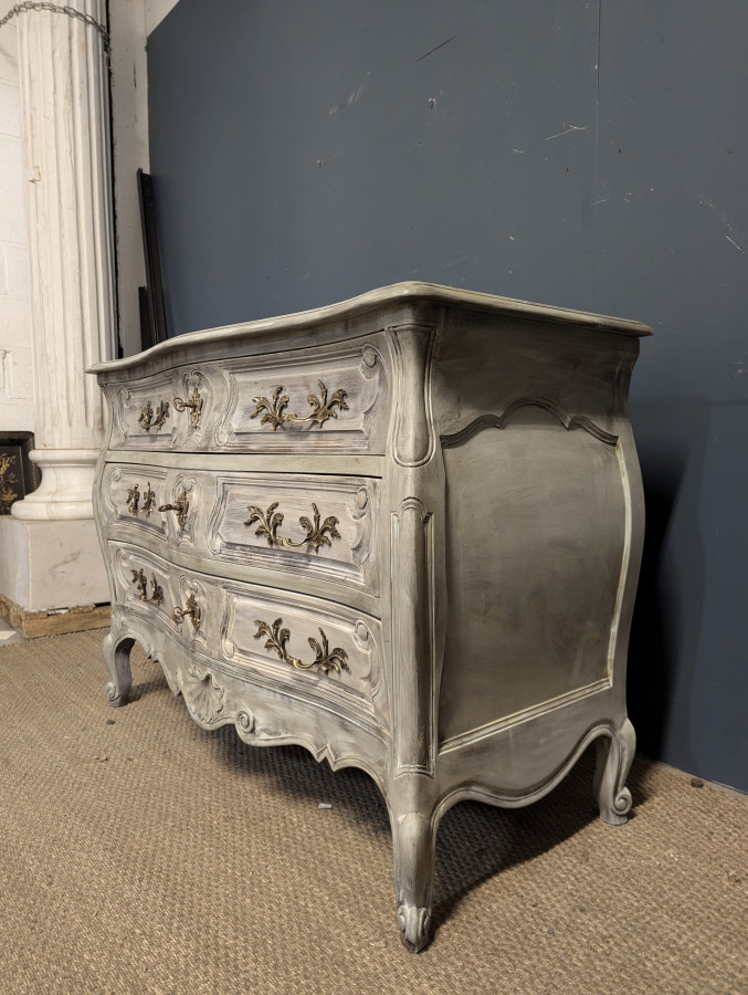 Commode patinée de style Louis XV