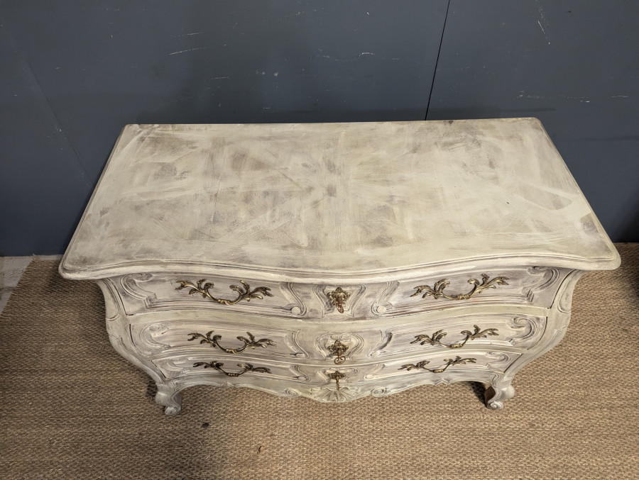 Commode patinée de style Louis XV