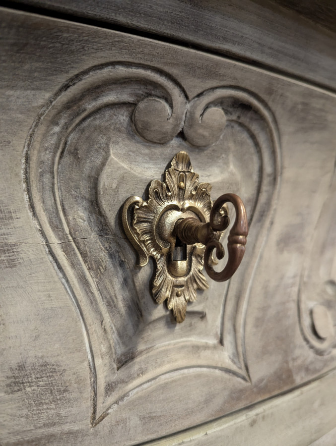 Commode patinée de style Louis XV