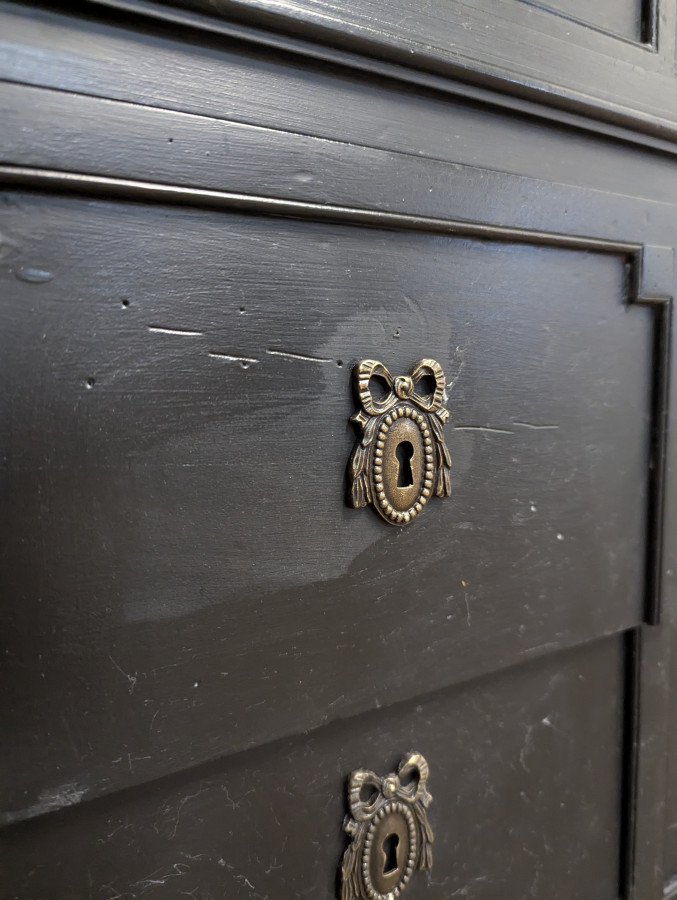 Commode réchampie noire de style Louis XVI