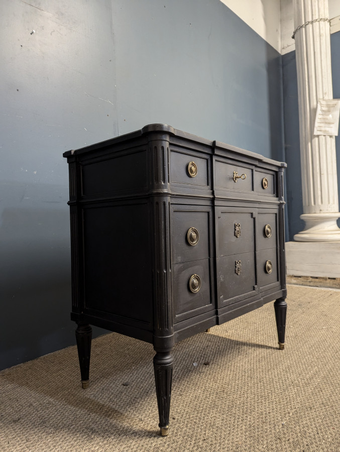 Commode réchampie noire de style Louis XVI