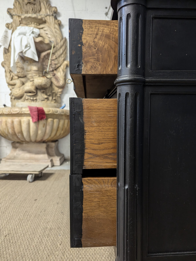 Commode réchampie noire de style Louis XVI