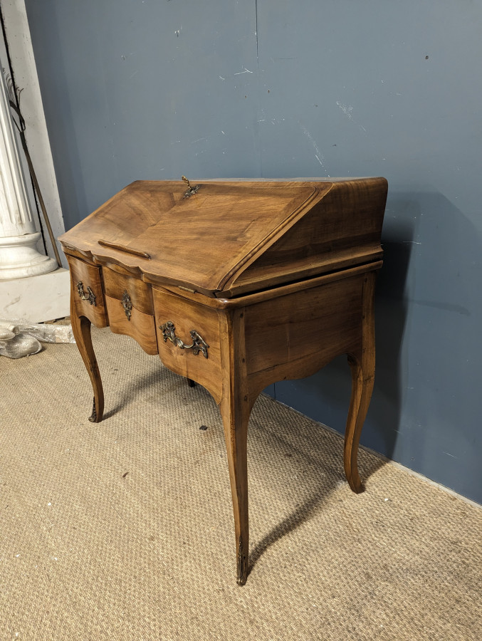 Bureau dos d'âne en noyer de style Louis XV