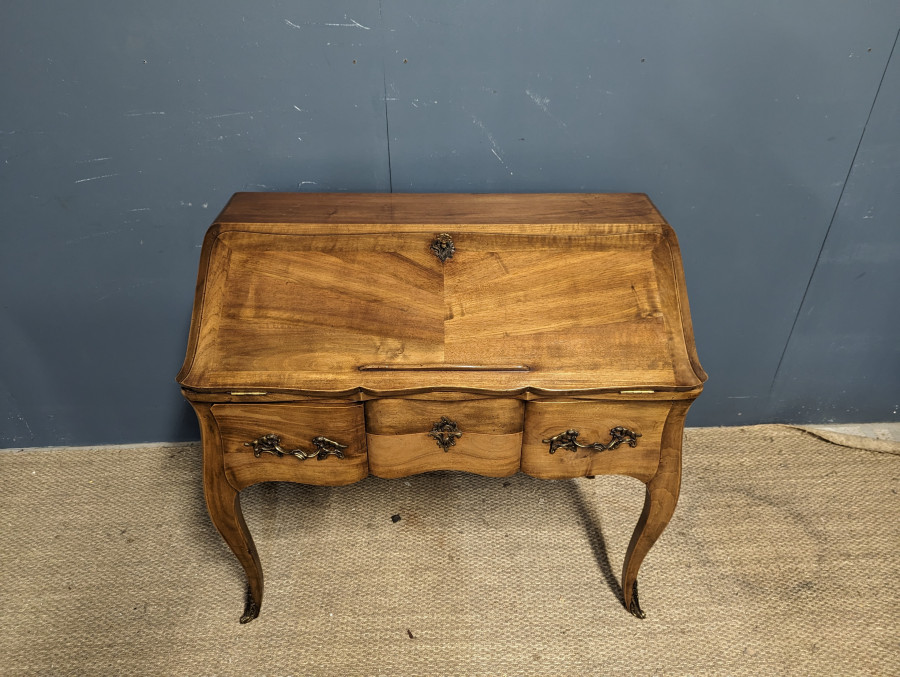 Bureau dos d'âne en noyer de style Louis XV