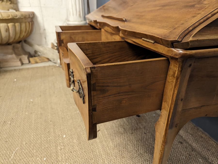 Bureau dos d'âne en noyer de style Louis XV