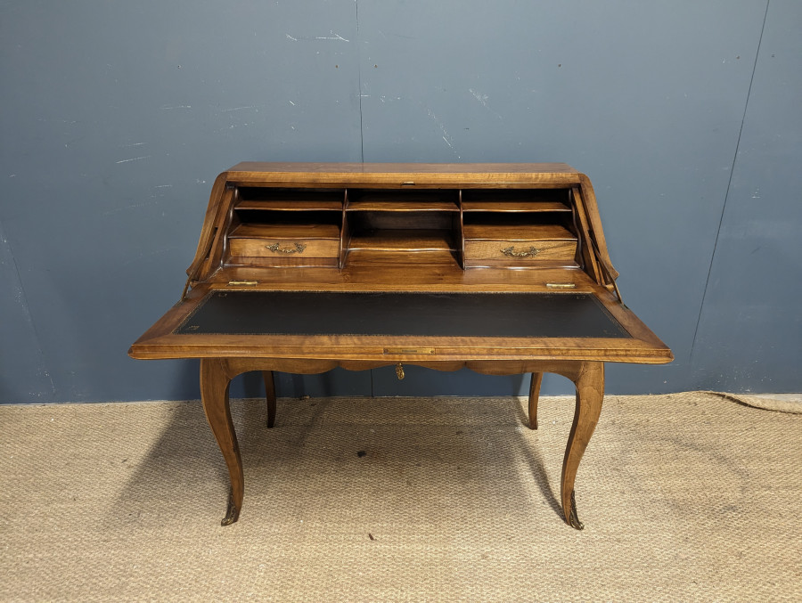 Bureau dos d'âne en noyer de style Louis XV