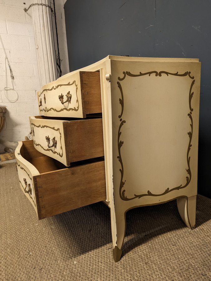 Commode du 20 ème de style Leleu pieds Laiton