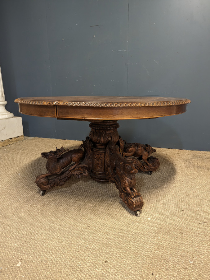 Table du XIXe aux pieds sculptés chasse et gibier