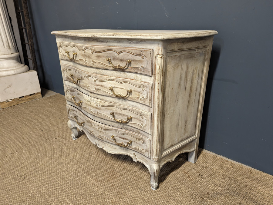 Commode de style Louis XV patinée