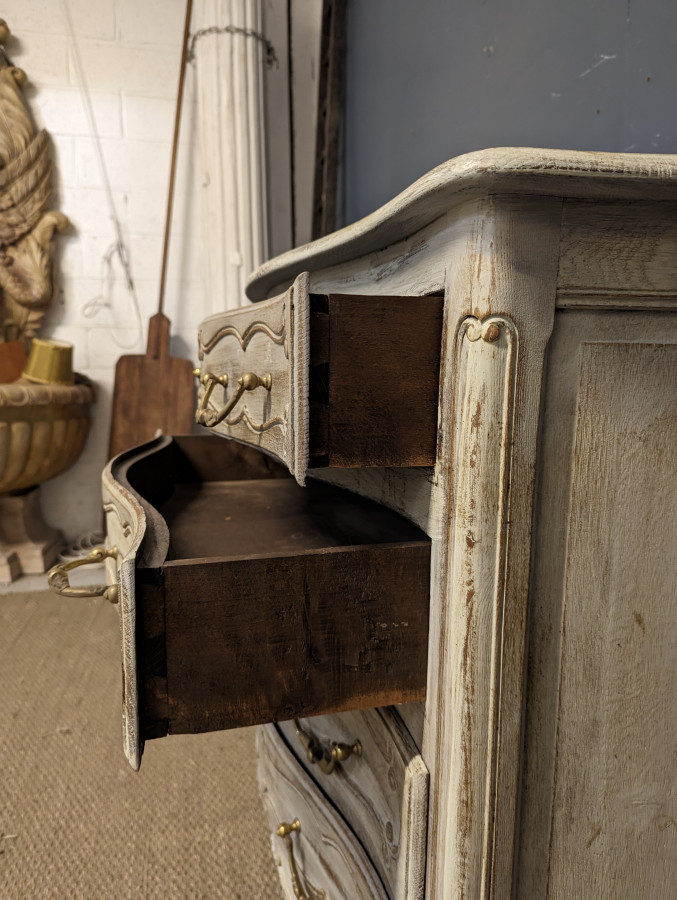 Commode de style Louis XV patinée