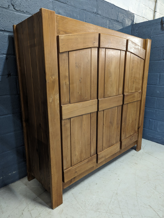 Armoire penderie maison Regain en orme massif